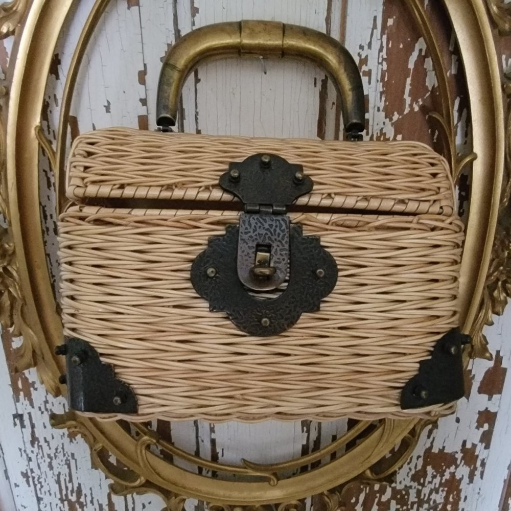 Vintage basket handbag
